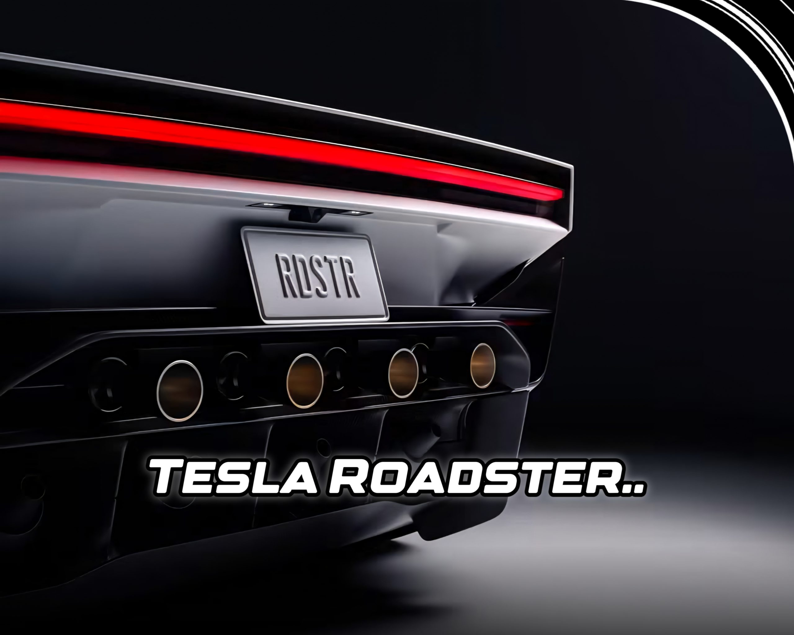 خلفية سيارة تيسلا رودستر الرياضية مع عبارة "Tesla Roadster.. العودة بصواريخ سبيس إكس" في واجهة المقال